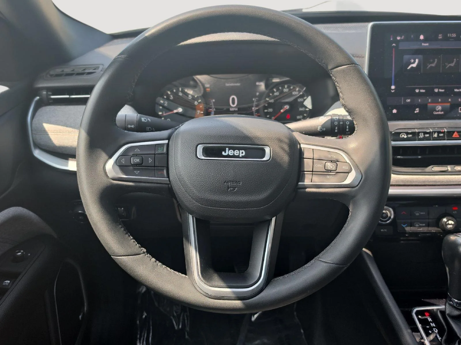 Used 2023  Jeep Latitude Lux image 17