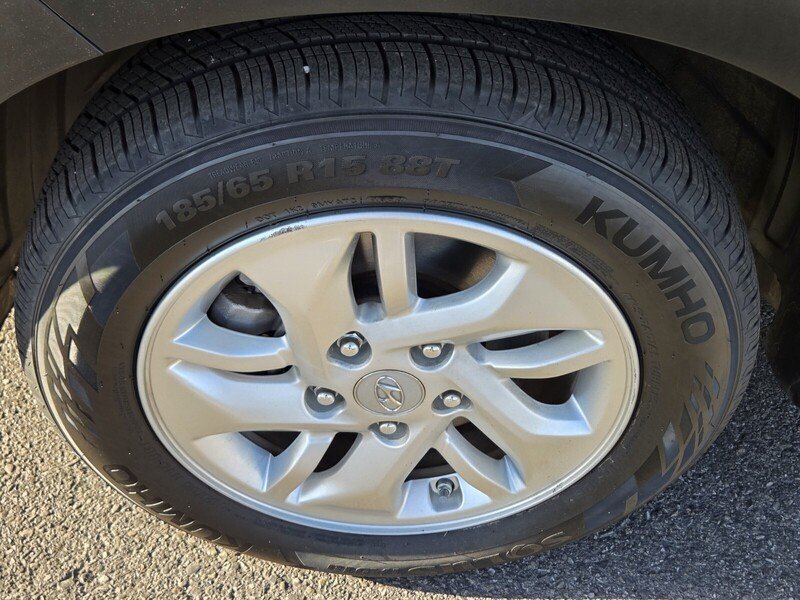 Used 2021 Black Hyundai SE image 13