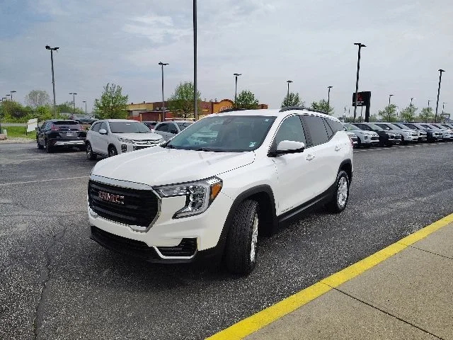 Used 2023 White GMC SLE image 3