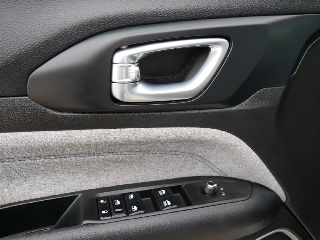 Used 2024 White Jeep Latitude image 12