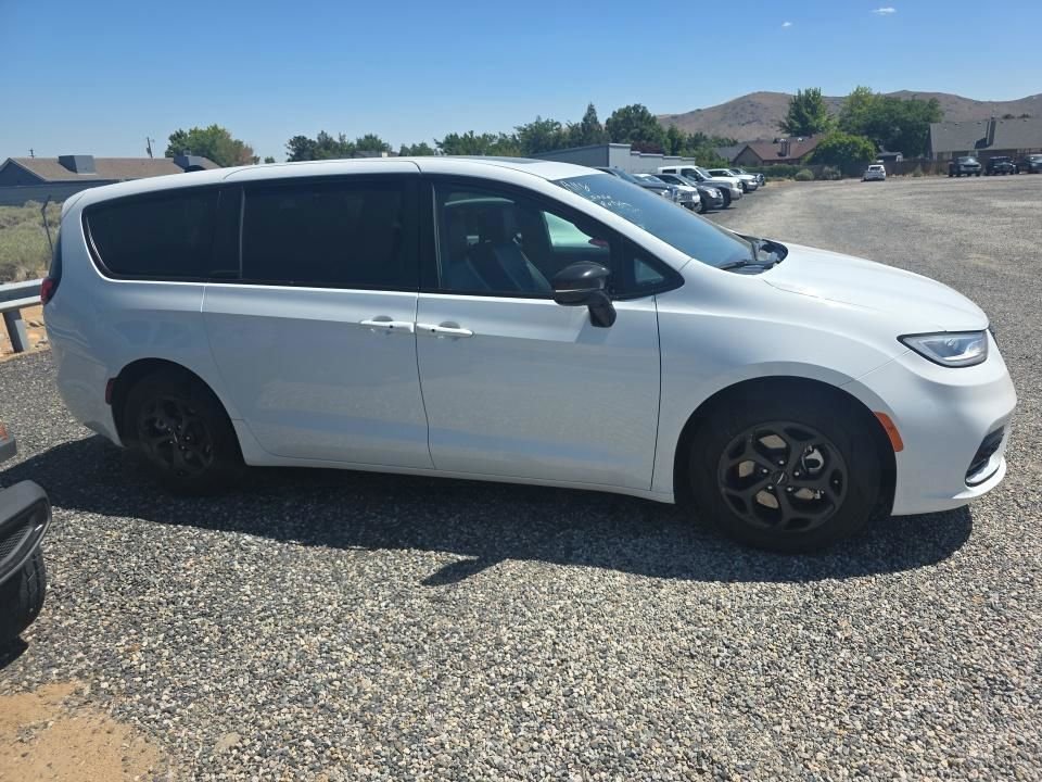 Used 2023 White Chrysler Limited image 3