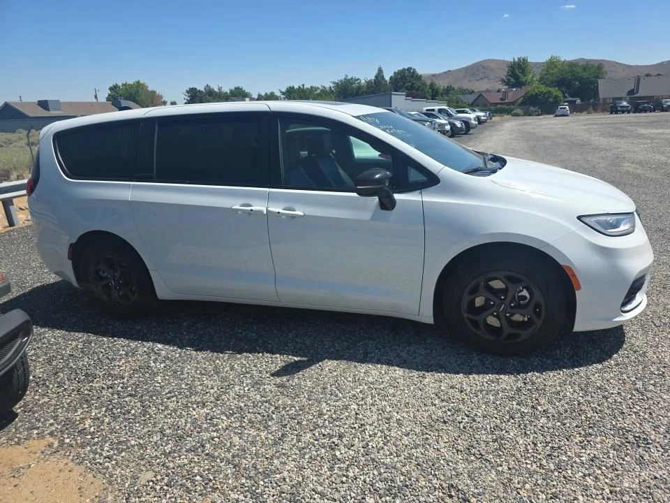 Used 2023 White Chrysler Limited image 3