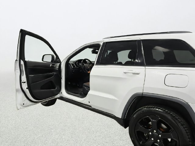 Used 2019 White Jeep Laredo image 17