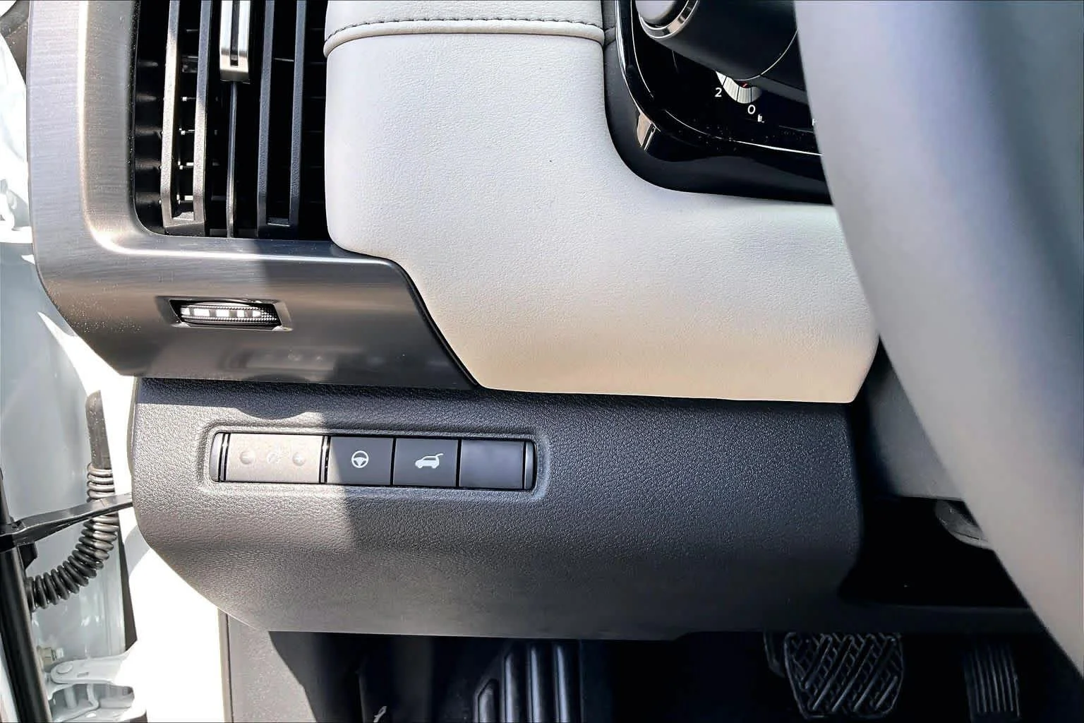 New 2026 Everest White Pearl TriCoat Nissan SL image 15