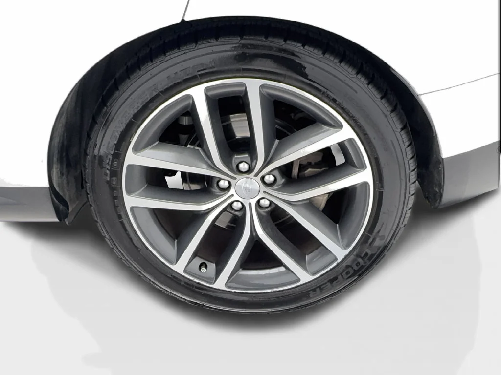 Used 2023 White Land Rover SE image 14