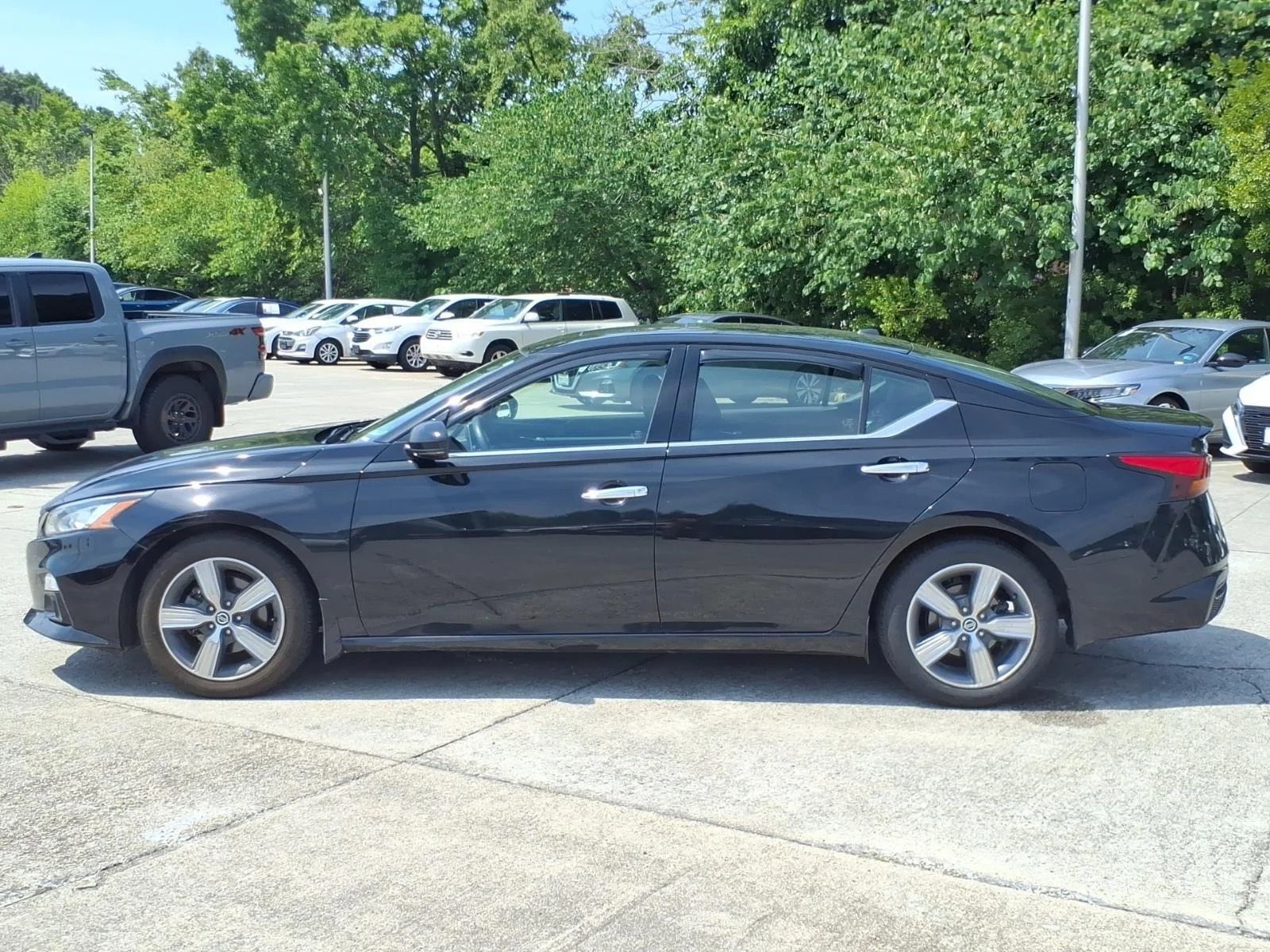 Used 2019 Super Black Nissan 2.5 SV image 3