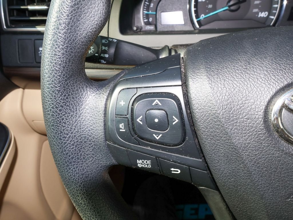 Used 2015 White Toyota LE image 21