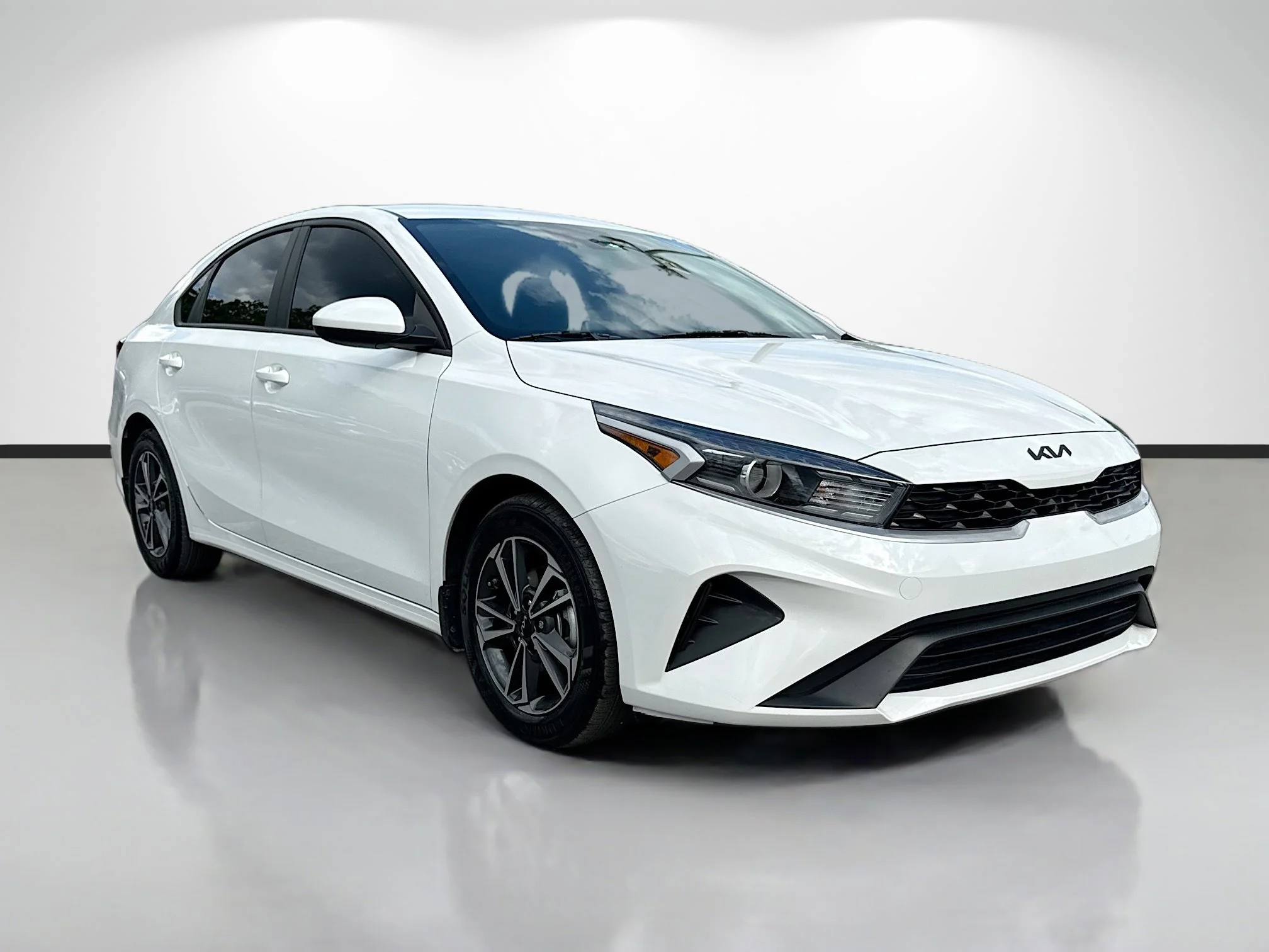 Used 2024 Snow White Pearl Kia LXS image 7