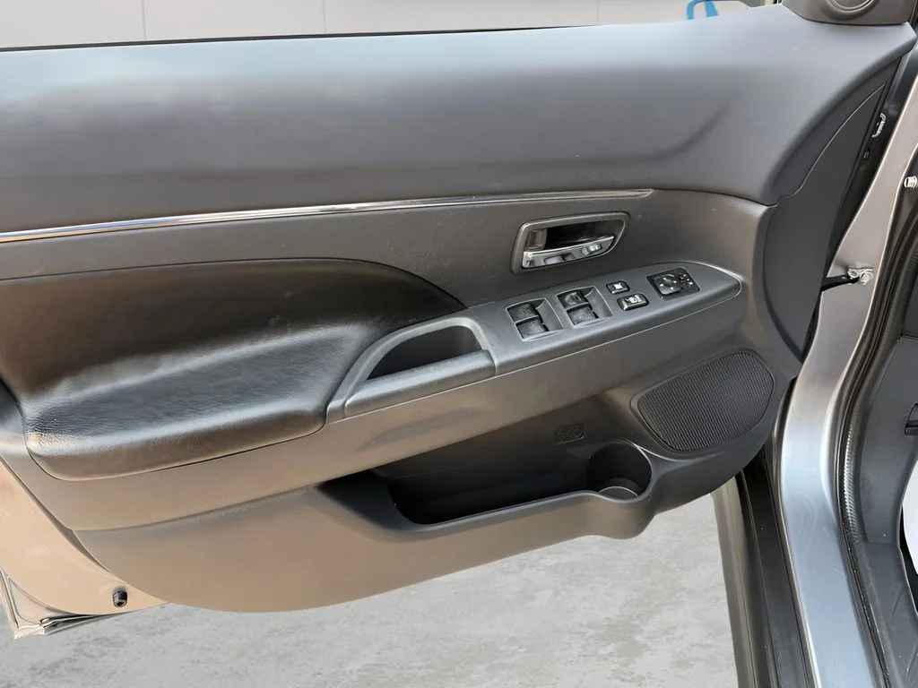 Used 2017 Silver Mitsubishi 2.0 ES image 18