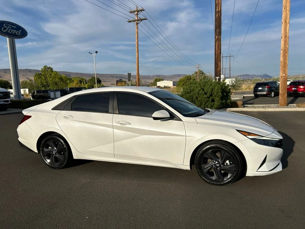 Used 2022 Gray Hyundai SEL image 3