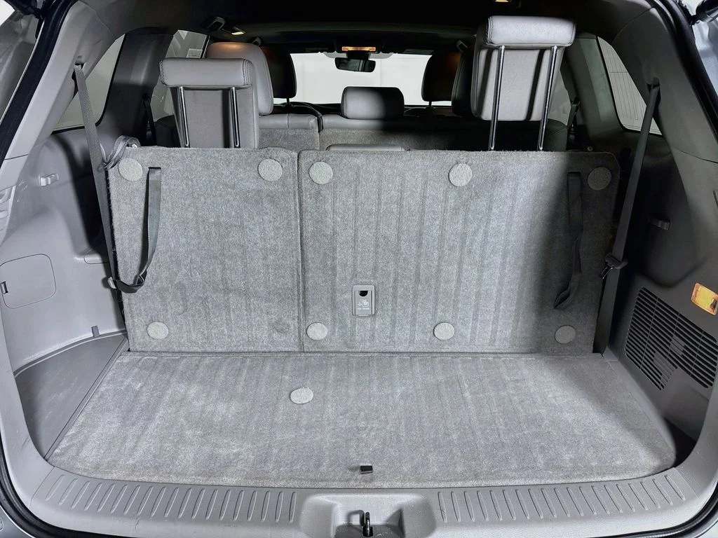 Used 2018 Silver Toyota XLE image 22
