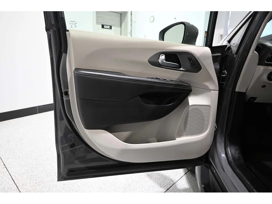 2022 Chrysler Pacifica Touring L - Photo 30
