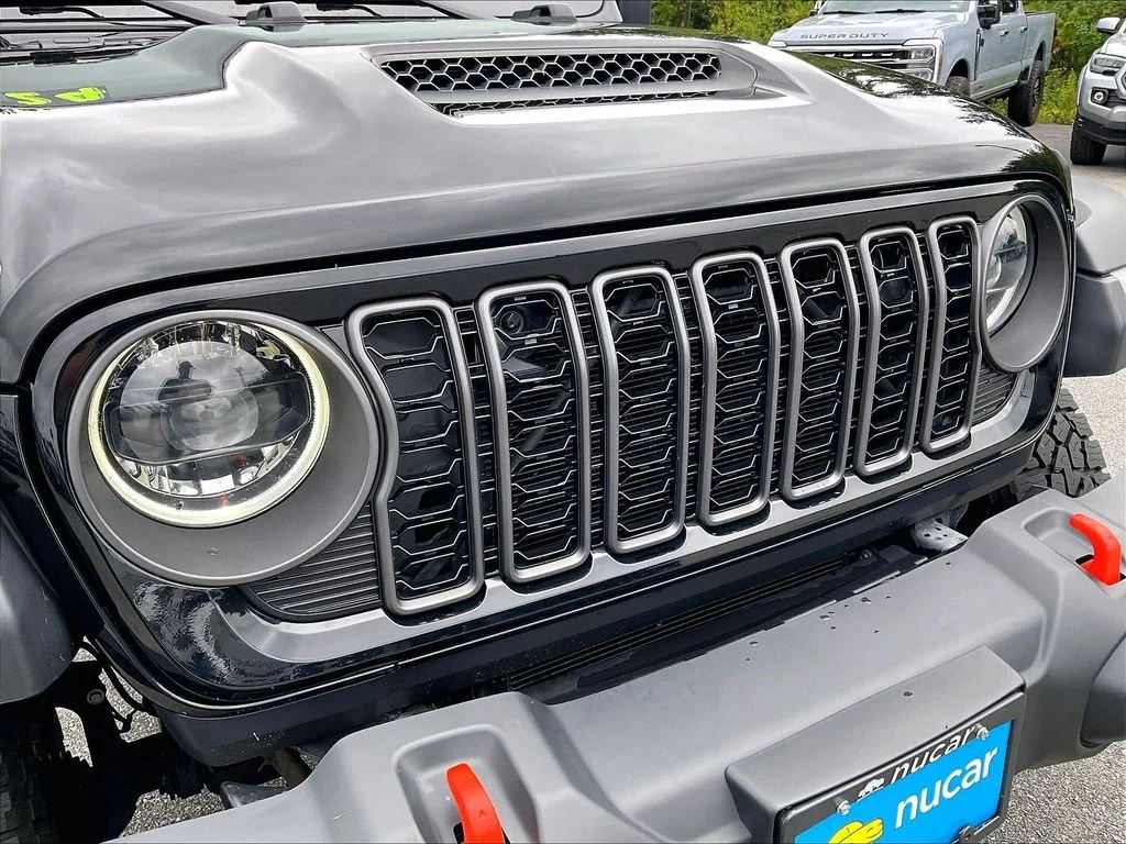 Used 2024 Black Clearcoat Jeep Mojave image 28