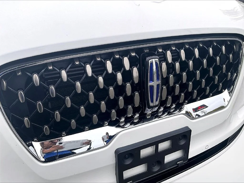 Used 2020 White Lincoln Grand Touring image 30