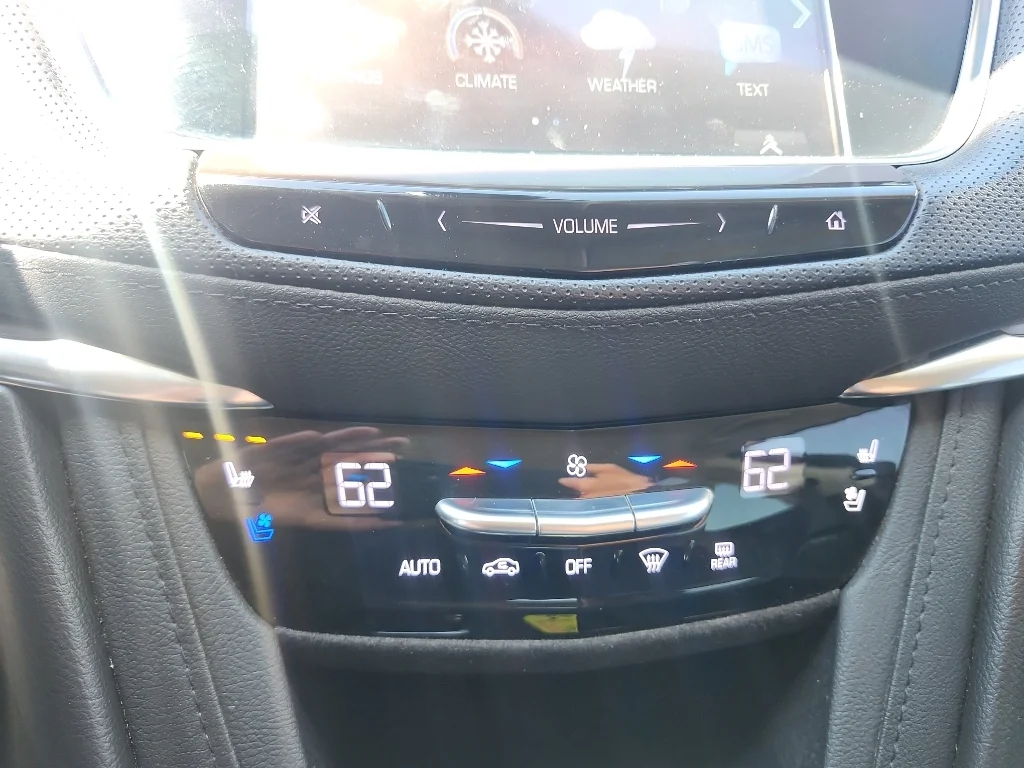 Used 2019 Crystal White Tricoat Cadillac Premium Luxury AWD image 28