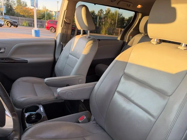 Used 2018 Silver Toyota XLE image 11
