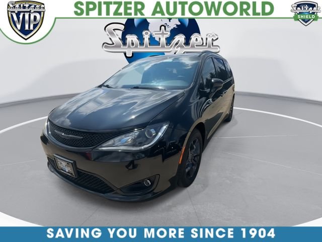 Used 2018 Black Chrysler Limited image 4