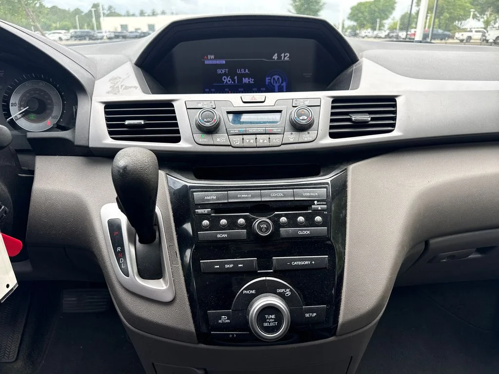 Used 2013 Alabaster Silver Metallic Honda EX-L image 18