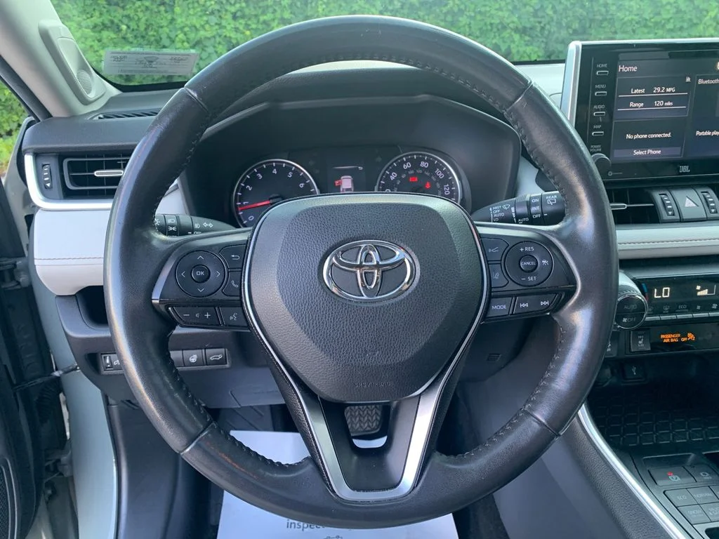 Used 2020  Toyota XLE Premium image 28