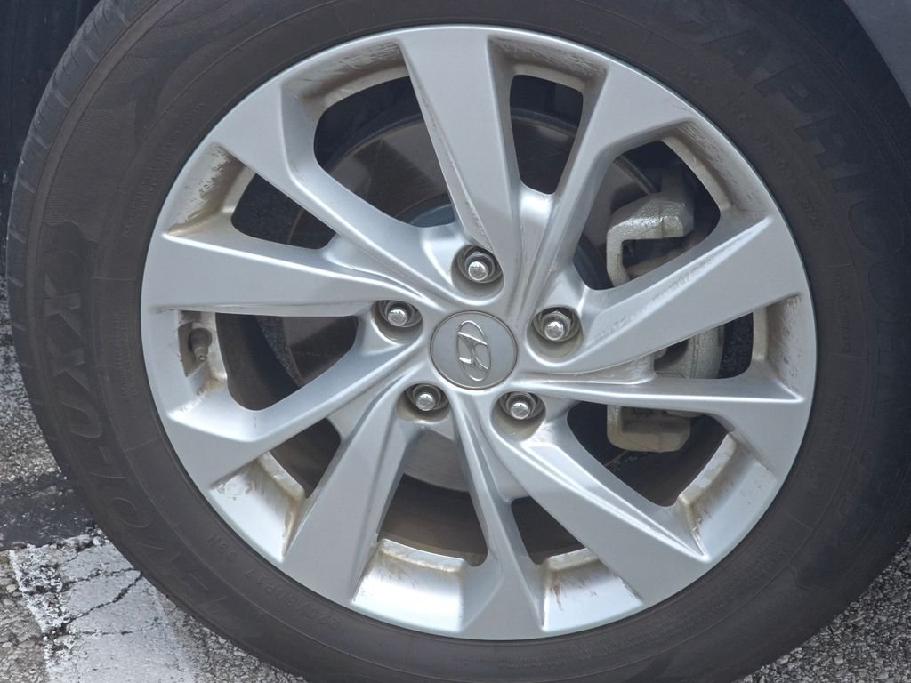 Used 2019 White Hyundai Value image 7