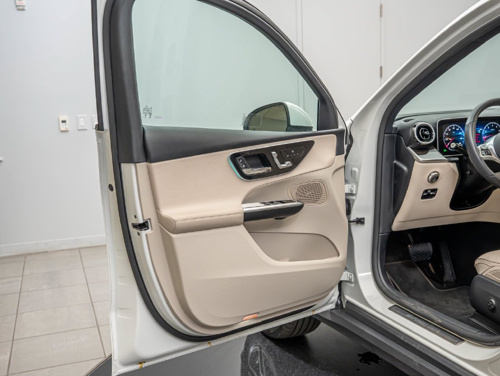 Used 2026 Polar White Mercedes-Benz GLC 300 image 28