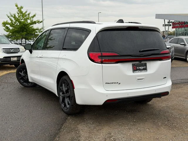 New 2026 Bright White Clear-Coat Exterior Paint Chrysler Select image 9