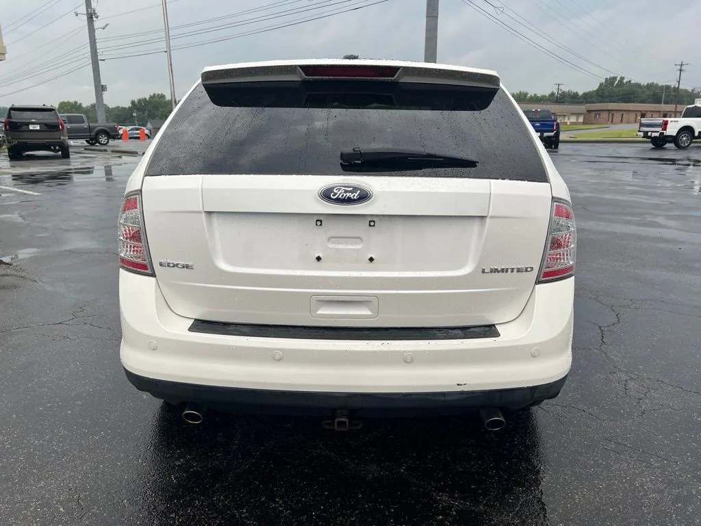 Used 2010 White Ford Limited image 4