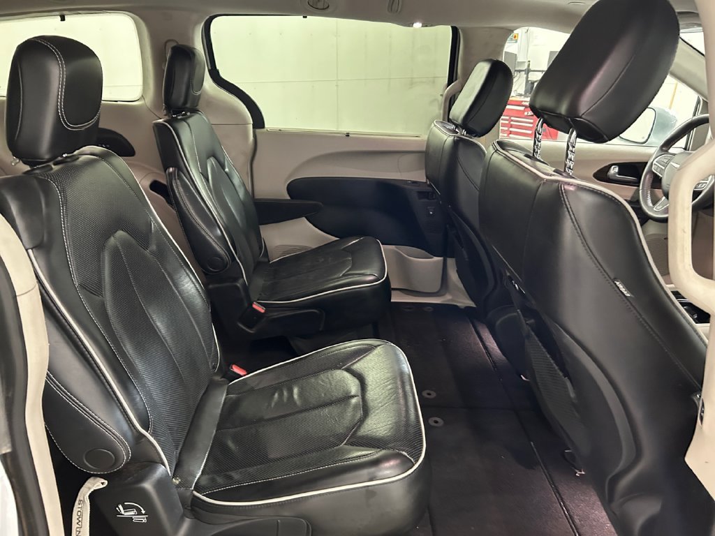 Used 2022 Silver Chrysler Limited image 17
