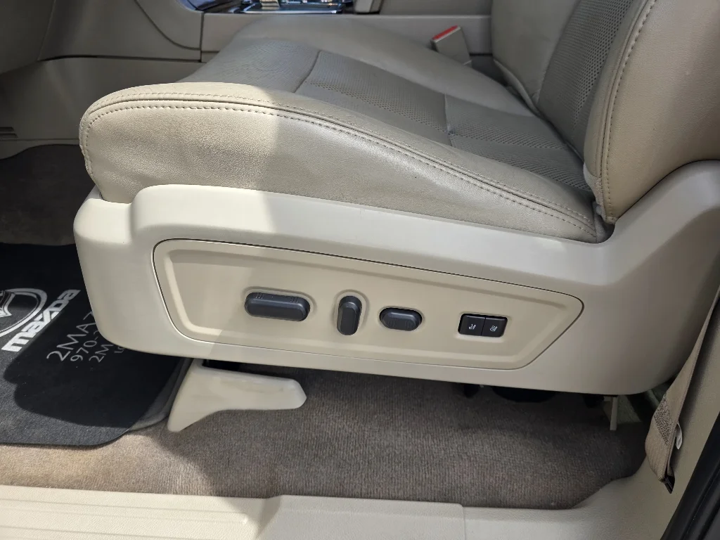 Used 2013 White Platinum Metallic Tri-Coat Lincoln  image 17