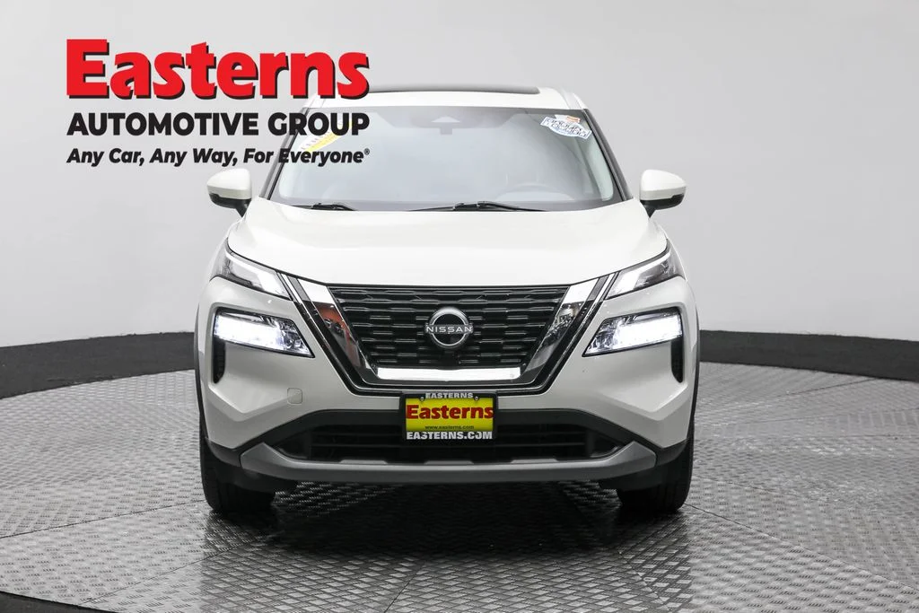 Used 2022 White Nissan SV image 2