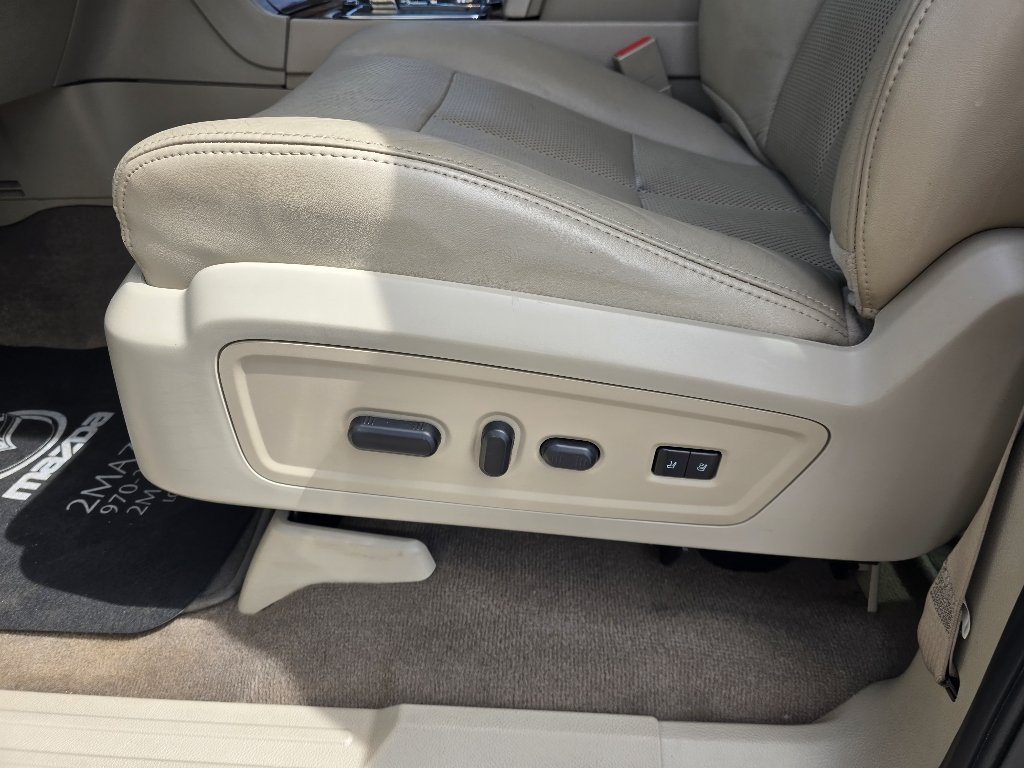 Used 2013 White Platinum Metallic Tri-Coat Lincoln  image 17
