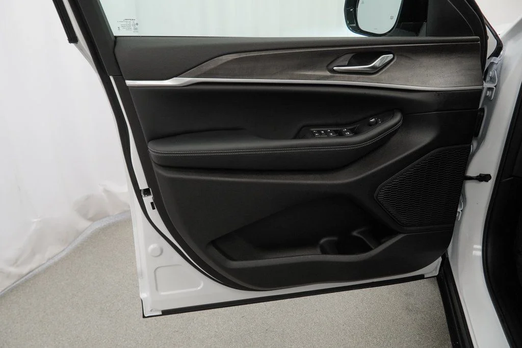 New 2026 Bright White Clear-Coat Exterior Paint Jeep Laredo Altitude image 28