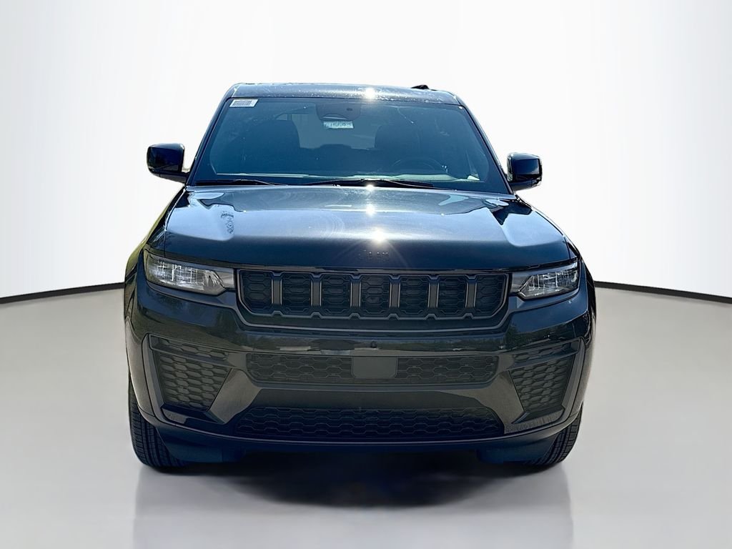 New 2026 Diamond Black Crystal Pearl-Coat Exterior Paint Jeep Laredo Altitude image 2
