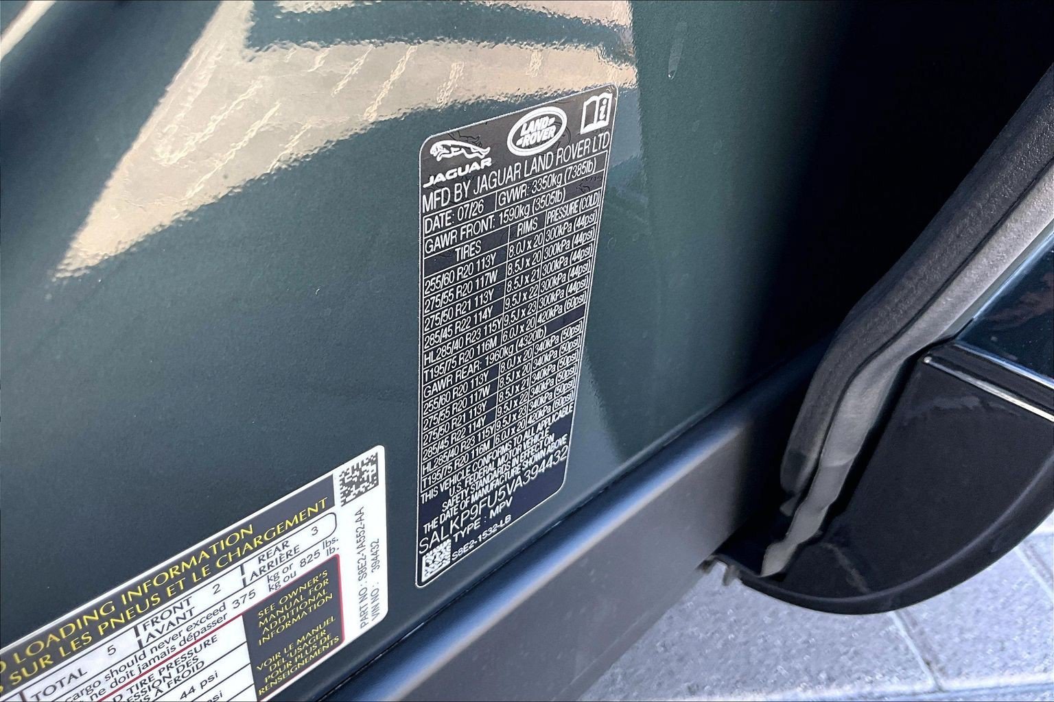 New 2027 Belgravia Green Land Rover SE image 12