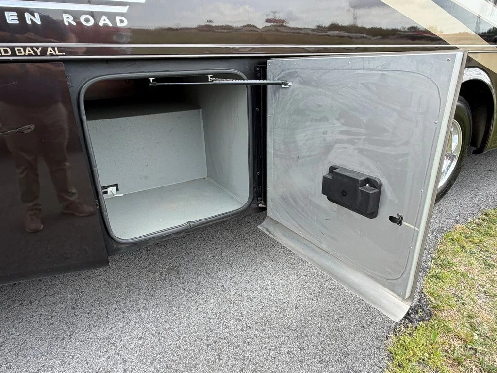 Used 2014  Tiffin  image 24