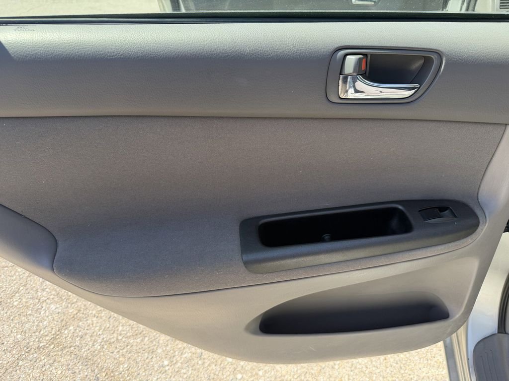 Used 2006  Toyota  image 17