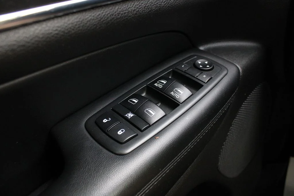 Used 2018 Silver Jeep Limited image 9