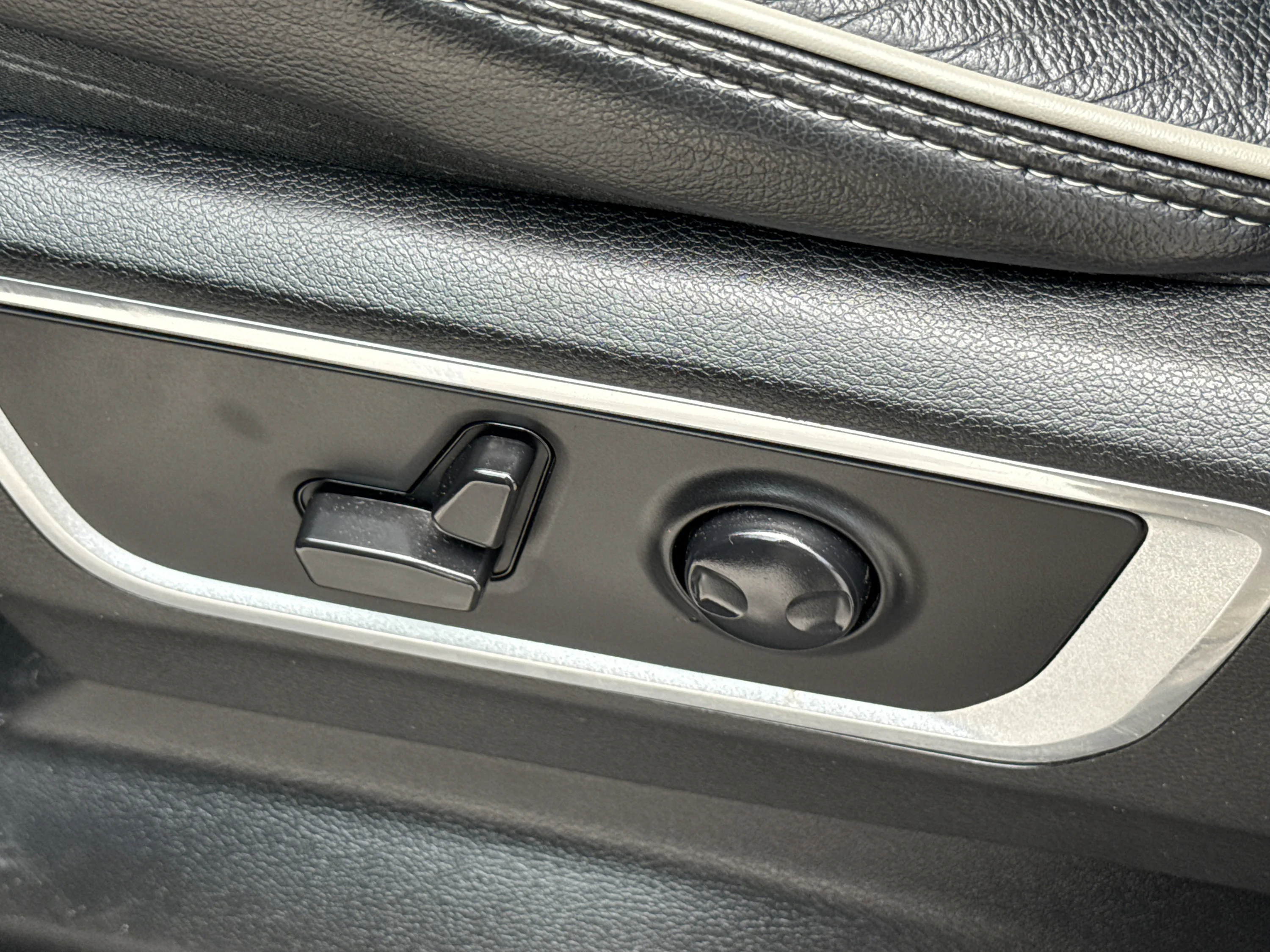 Used 2024 Granite Crystal Metallic Clearcoat Ram Laramie image 33