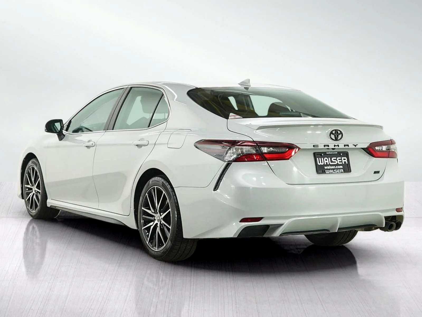 Used 2022  Toyota SE image 3