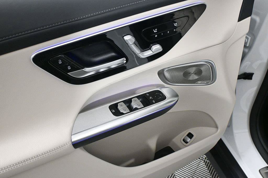 New 2027 MANUFAKTUR Moonlight White Metallic Mercedes-Benz GLC 300 image 45