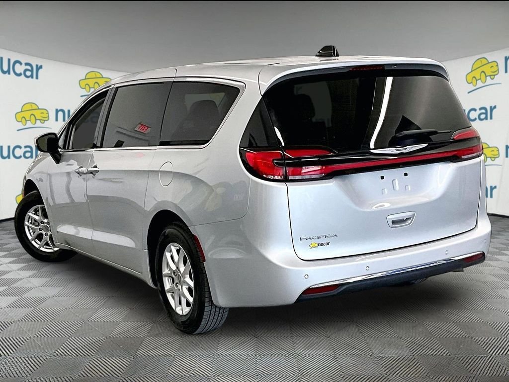 Used 2023 Silver Chrysler Touring L image 4