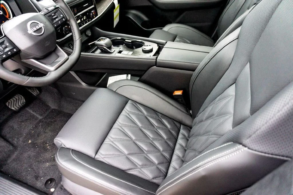 New 2026 Champagne Silver Metallic / Super Black Two-tone Nissan Platinum image 10