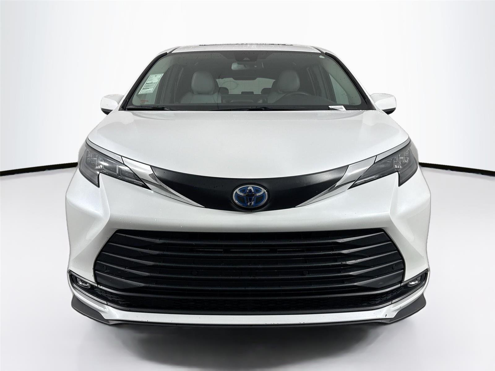 Used 2025 Wind Chill Pearl Toyota XLE 8-Passenger image 9