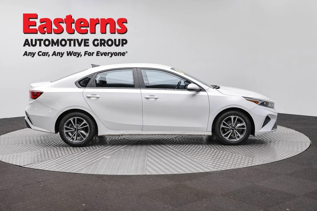 Used 2023 White Kia LXS image 4