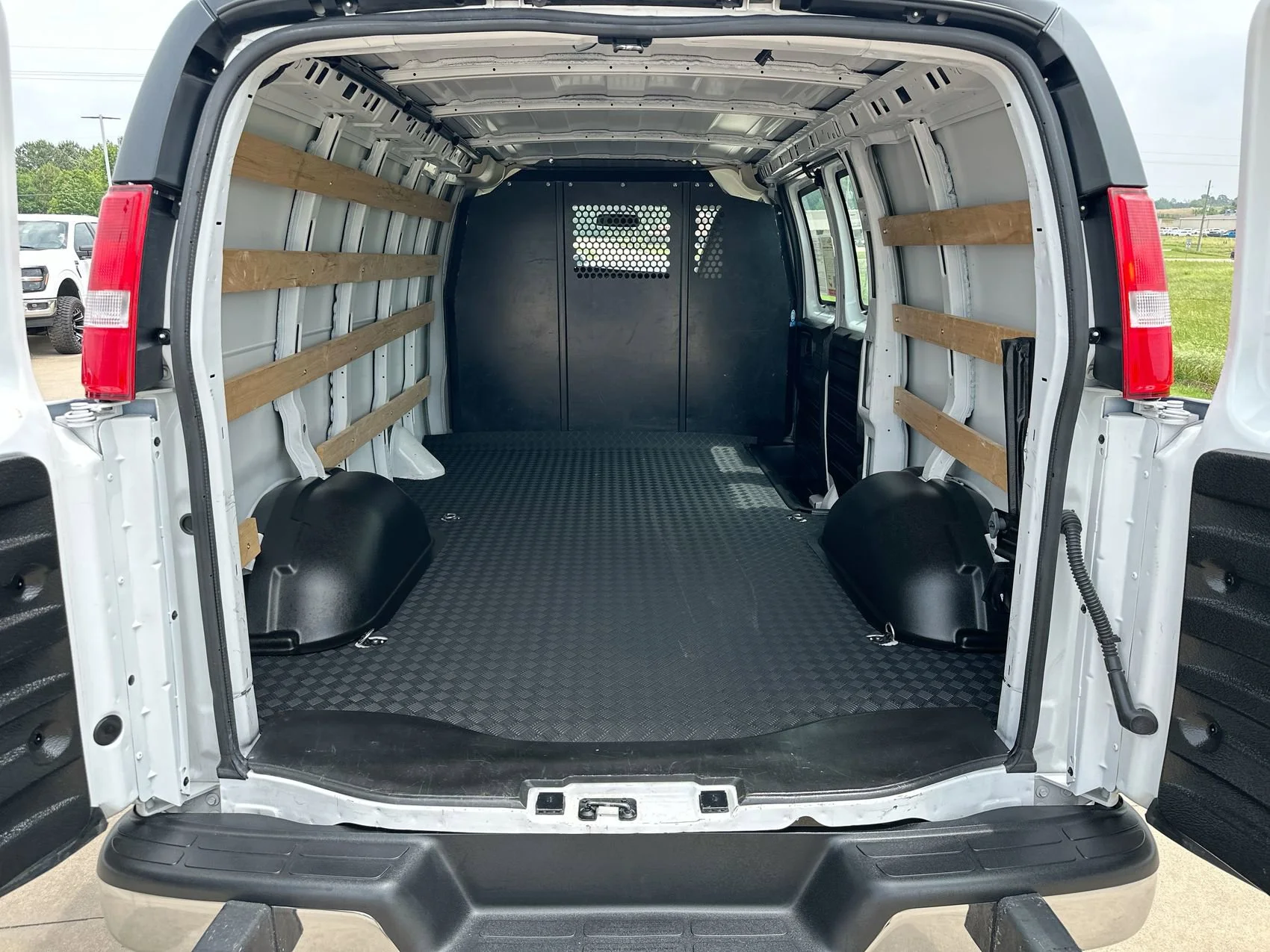 Used 2024 Summit White Chevrolet Work Van image 21