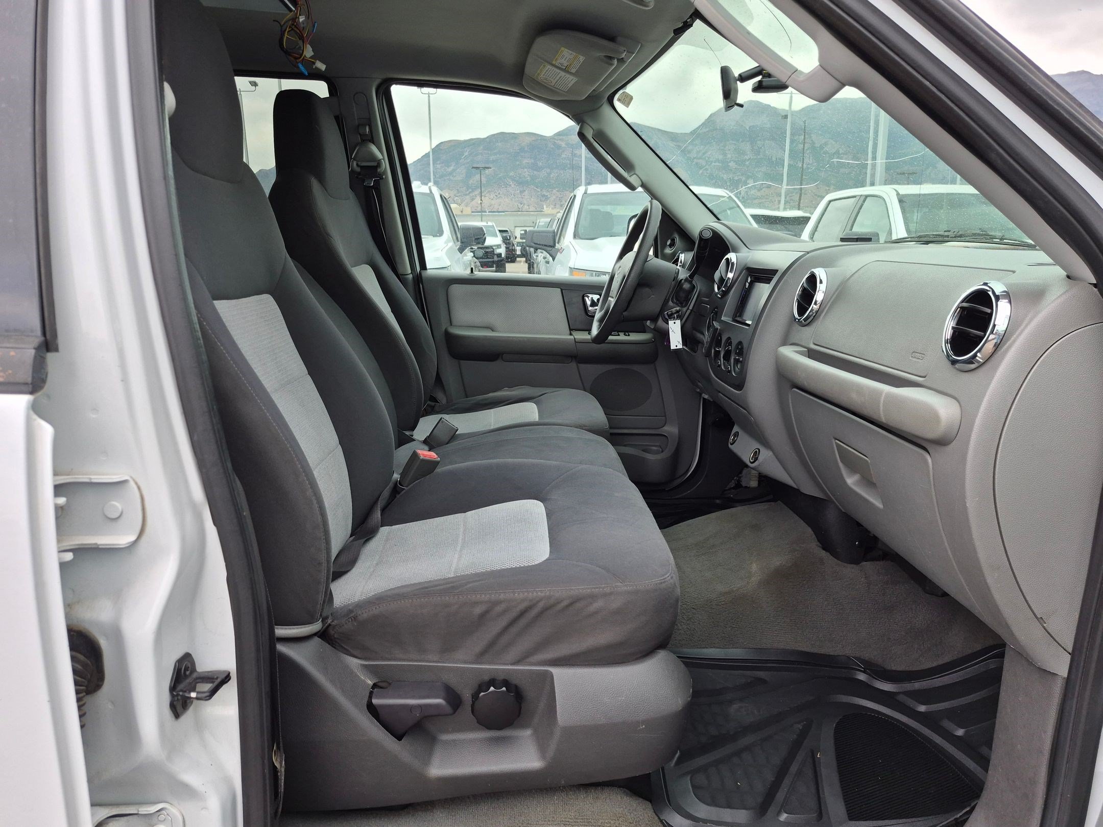 Used 2006 White Ford XLS image 28