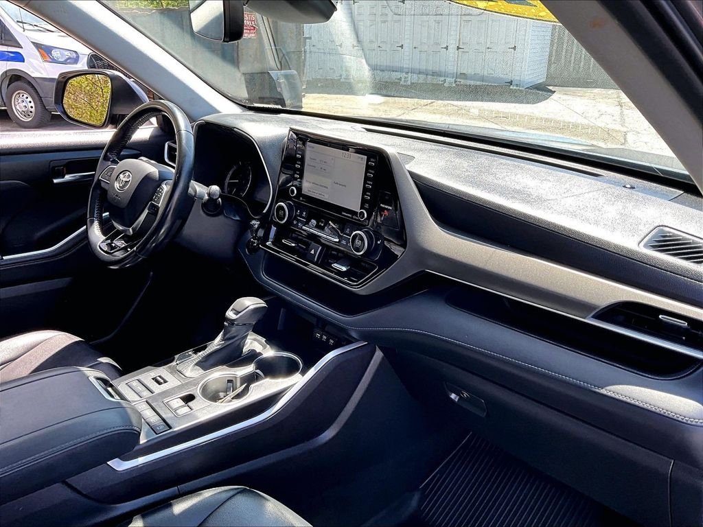 Used 2021 Gray Toyota XLE image 22