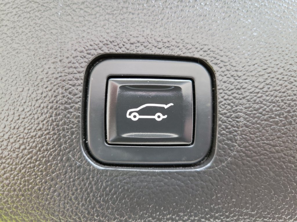 Used 2018 GRAPHITE METALLIC Chevrolet Premier image 9