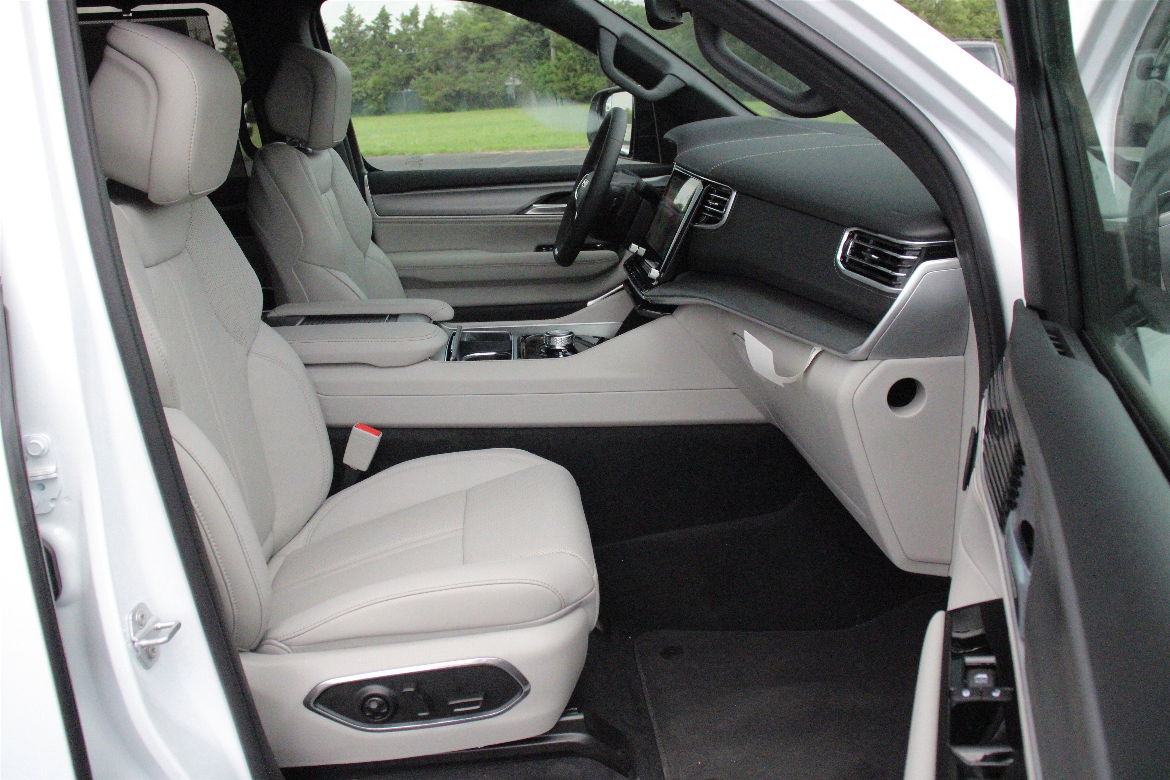 New 2026 Bright White Clear-Coat Exterior Paint Jeep Limited Reserve image 29