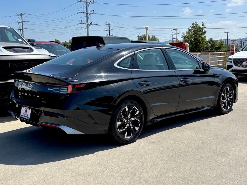 Used 2025 Abyss Black Hyundai SEL image 3